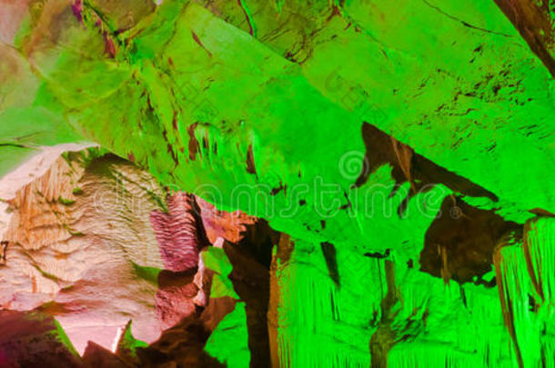 沙斯塔湖洞穴