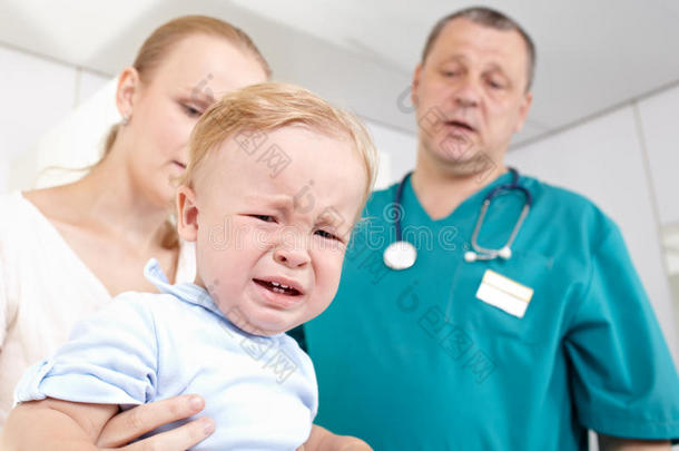 这男孩在医学研究中受到惊吓，哭了起来。