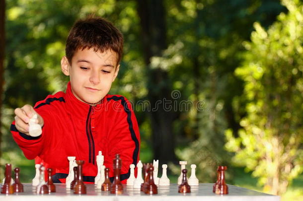 下象棋的男孩