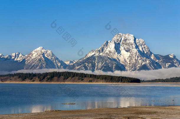 <strong>杰克</strong>森湖畔的泰顿雪景