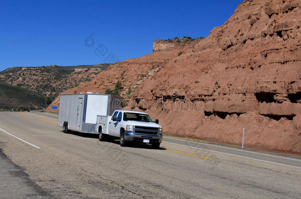 犹他州：卡车牵引封闭拖车