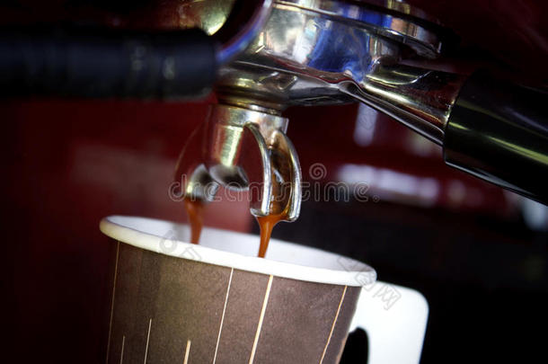 新鲜咖啡从机器冲泡到纸杯