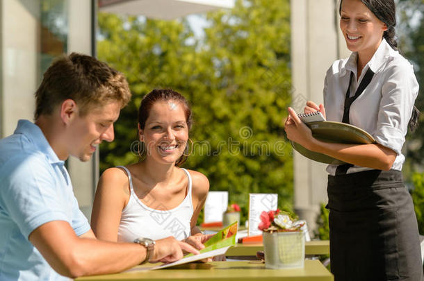 咖啡厅的一对夫妇向菜单服务员点餐