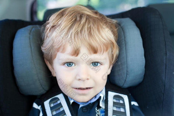 <strong>安全座椅</strong>上蓝眼睛可爱的幼儿