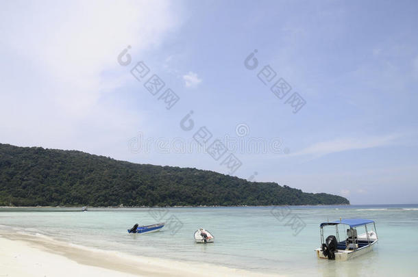 马来西亚沙滩上的海洋和船只