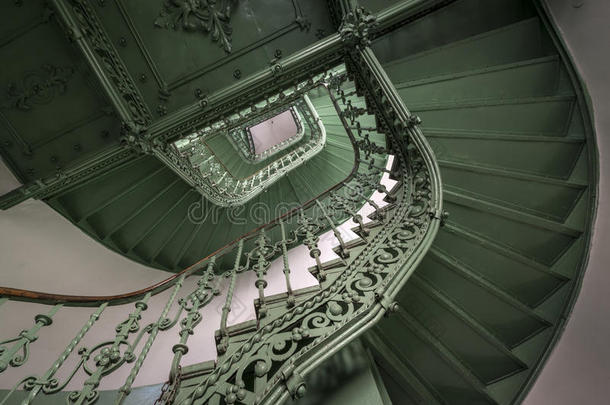 复古绿色螺旋楼梯