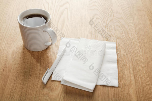 空白白色<strong>餐巾</strong>或<strong>餐巾</strong>纸、笔和咖啡