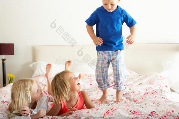 孩子们在床上蹦蹦跳跳