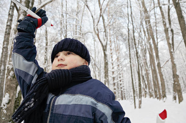 男孩在冬季森林特写中滑雪跑步