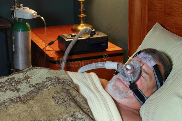 男子睡觉（前视图）与cpap和氧气