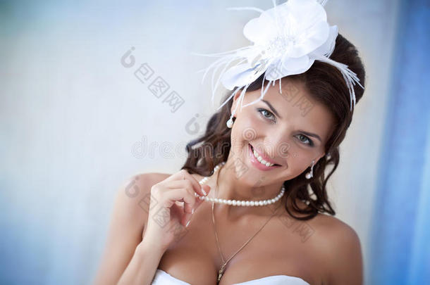 穿白裙子的美丽新娘的画像