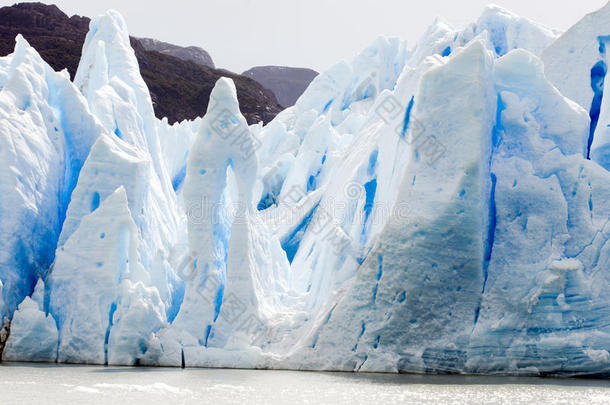 灰色<strong>冰川</strong>，灰色<strong>冰川</strong>的边缘，尖峰峭壁上的彩色蓝色冰，拉戈灰，智利