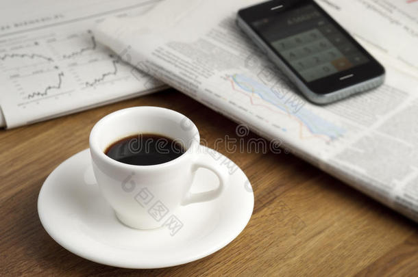 咖啡杯，智能<strong>手机</strong>和报纸。