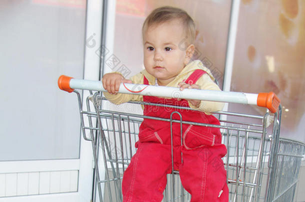 超市购物车里的婴儿