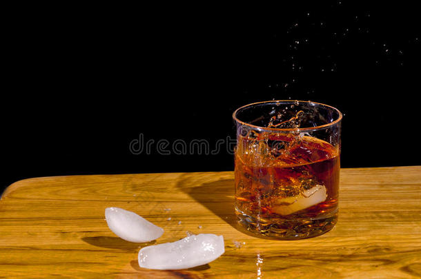 一杯波旁威士忌中的大冰块