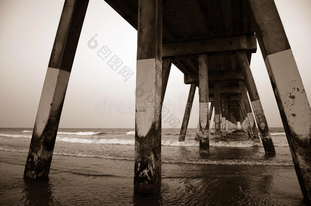 莱特斯维尔海滩混凝土桥墩下