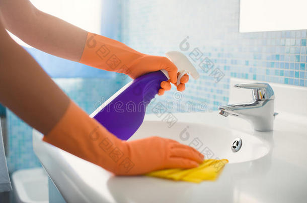 做家务的女人在家打扫浴室