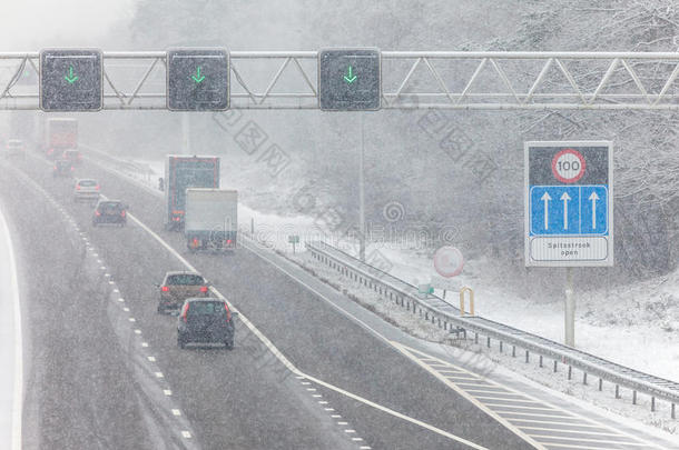 荷兰公路冬季积雪