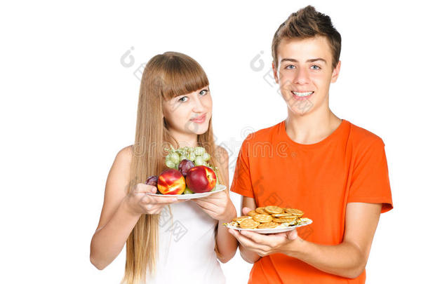 微笑的青少年展示健康的午餐