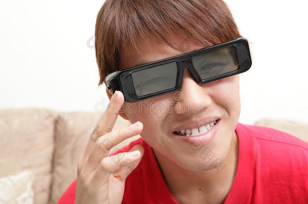 戴着3d眼镜的男人笑着看3d电影