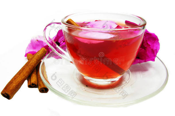 鸡尾酒茶饮料与野生玫瑰和肉桂