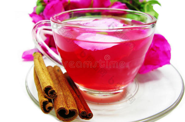 鸡尾酒<strong>茶饮料</strong>与野生玫瑰和肉桂