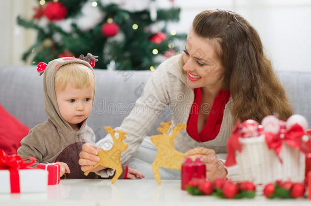 妈妈给宝宝看圣诞鹿形饼干