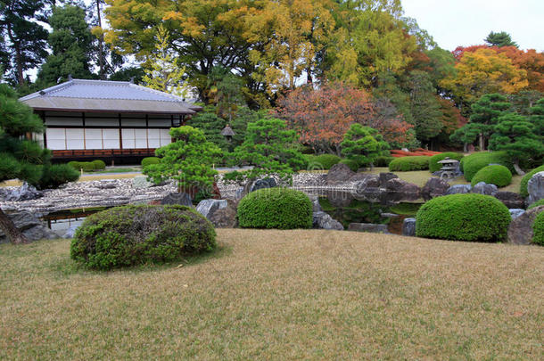 日本七彩树叶树的日本城堡