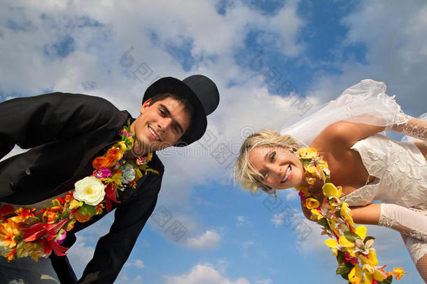 夏威夷草裙舞中的新婚夫妇
