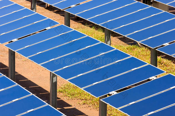 光伏太阳能电池板集团生产可再生能源