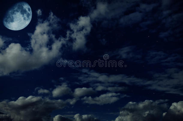 夜蓝色多云的天空有星星和月亮