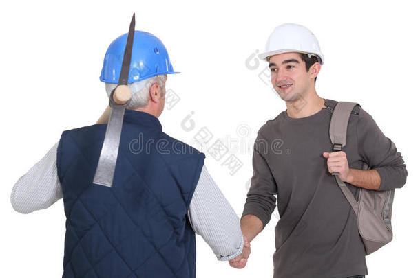 建筑工人和他的实习生。