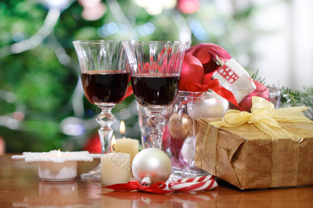 一杯<strong>红酒</strong>和圣诞<strong>装饰</strong>品