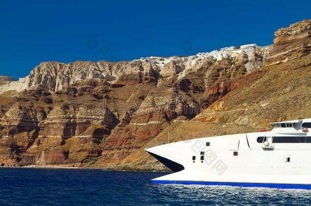 圣托里尼岛火山崖上的船