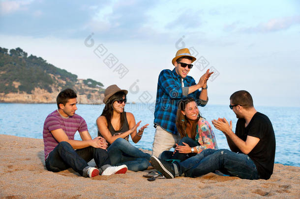 一群朋友在海滩上唱歌。