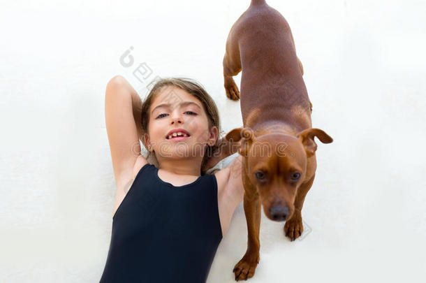 穿泳衣和狗玩的黑发小女孩