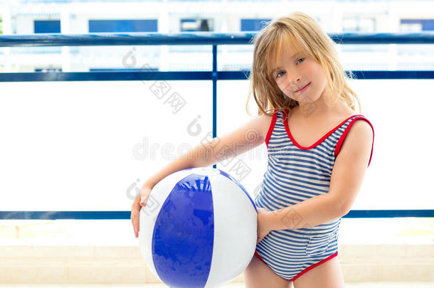 金发碧眼的女孩，穿着<strong>游泳</strong>衣，带着<strong>夏日</strong>蓝球