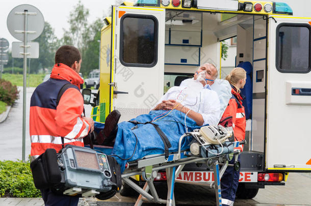 氧气面罩病人治疗救护车担架
