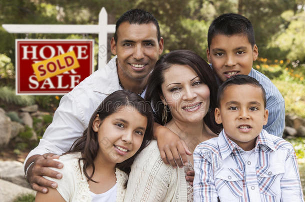 拉美裔家庭在售房招牌前