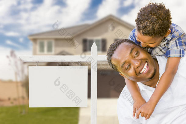 黑人父亲和混血儿在空白的房地产招牌和房子前