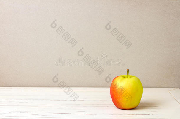 白木桌上的苹果