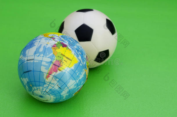 地球仪和足球