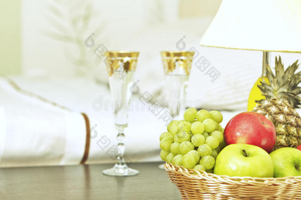 室内桌子上的水果和玻璃杯