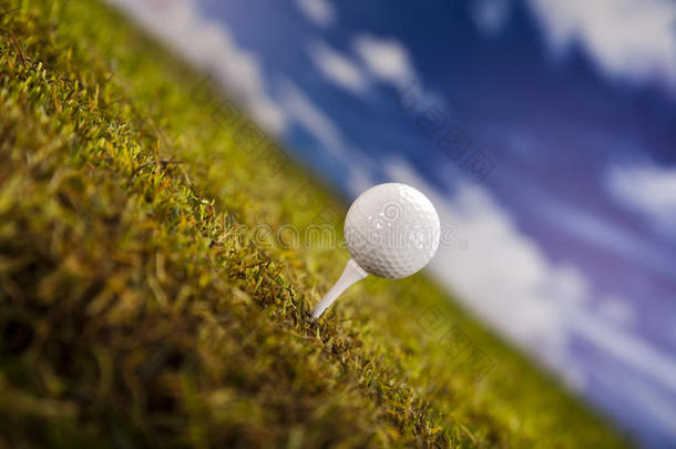 蓝天绿草上的高尔夫球
