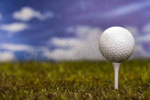 蓝天绿草上的高尔夫球