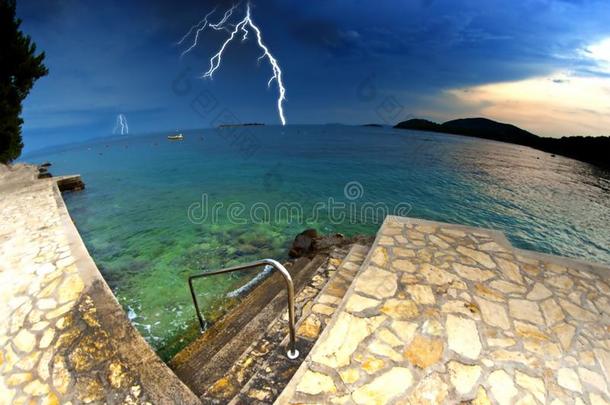 克罗地亚的海滩和清澈的大海，暴风雨和雷暴