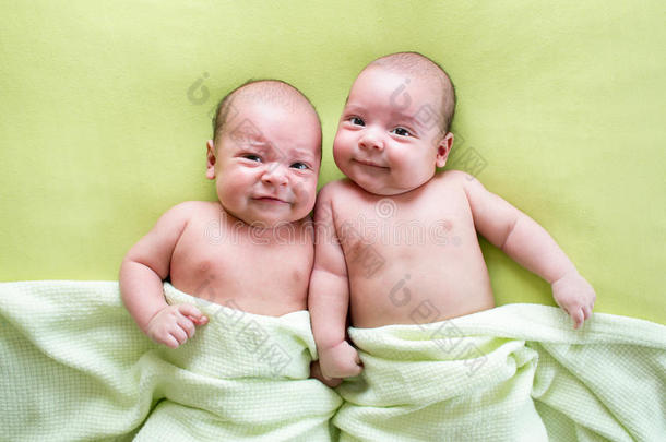 有趣的<strong>双胞胎兄弟</strong>婴儿躺在草地上