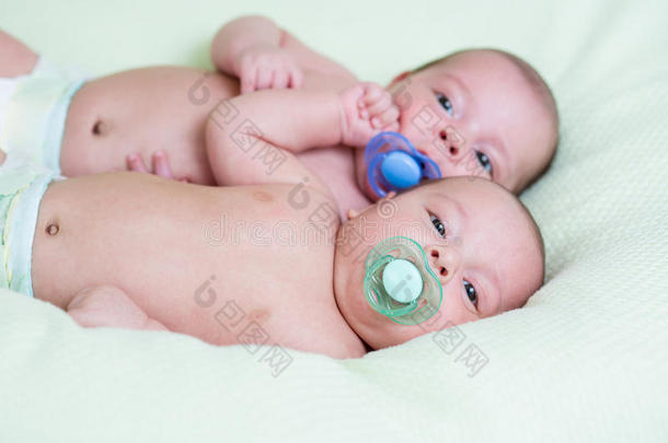 一对有趣的双胞胎宝宝躺在一起