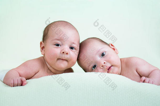 有趣的新生儿双胞胎趴着