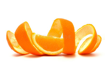 橘子摆在橘子皮上，靠在白色的背上图片